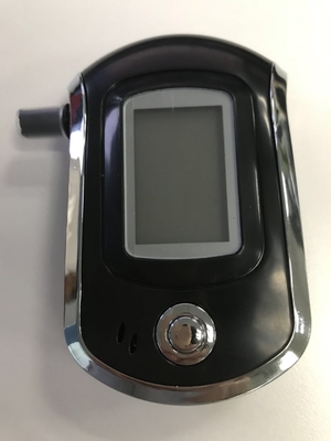 Tester dell'alcool del respiro di At6000 Digital tenuto in mano