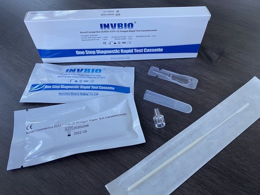 Professionisti sanitari con kit di test antigen Covid Rapid Response per uso domestico