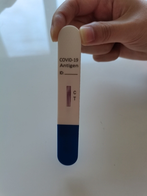 Cassetta della prova dell'antigene di Rtk del coronavirus di Covid 19 e prova rapide della lecca-lecca della saliva