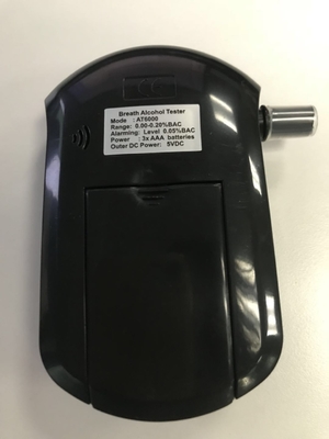 Tester dell'alcool del respiro di At6000 Digital tenuto in mano
